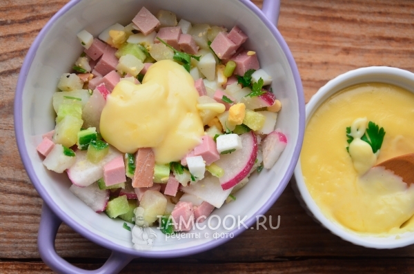 Положить горчицу и майонез