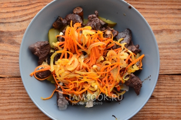 Положить печень и лук с морковью в салатник