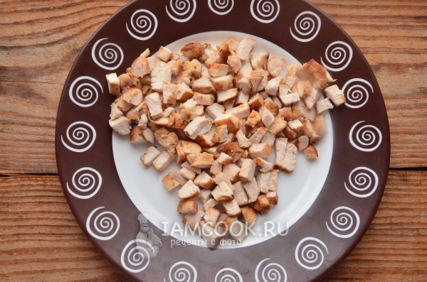 Выложить куриное филе на тарелку