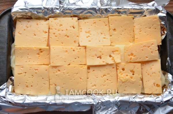 Положить ломтики сыра