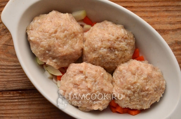 Положить тефтели на овощи