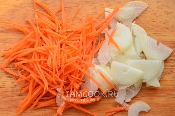 Измельчить лук и морковь