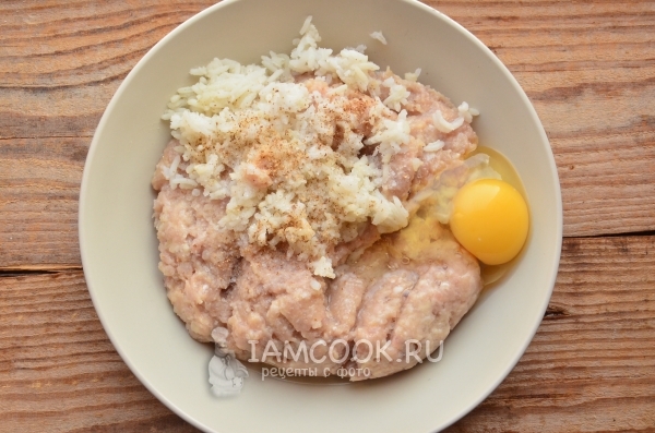 Соединить фарш, рис, яйцо и специи