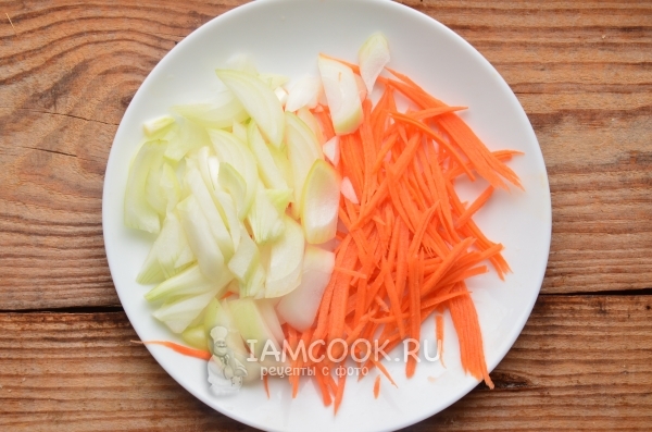 Измельчить лук и морковь