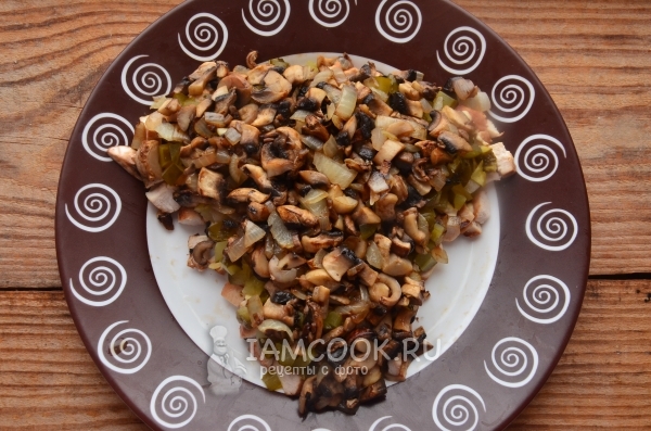 Положить слой огурцов и грибов с луком