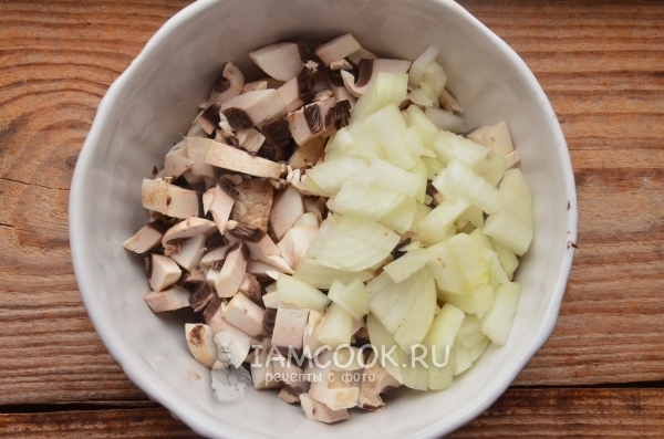 Порезать грибы с луком