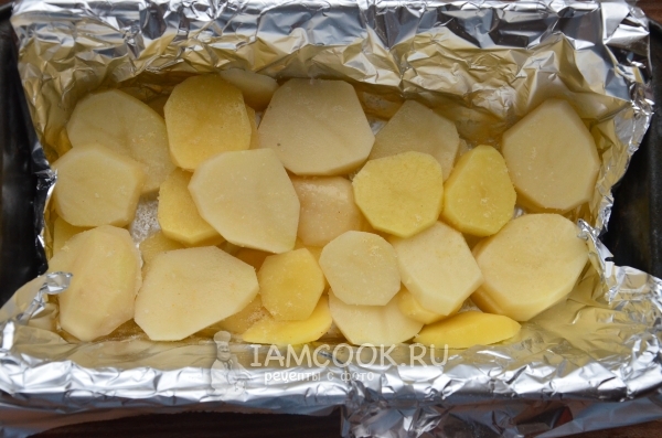 Выложить картофель на фольгу