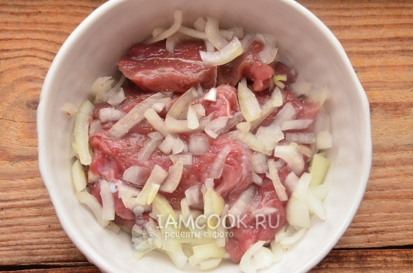 Соединить мясо с луком