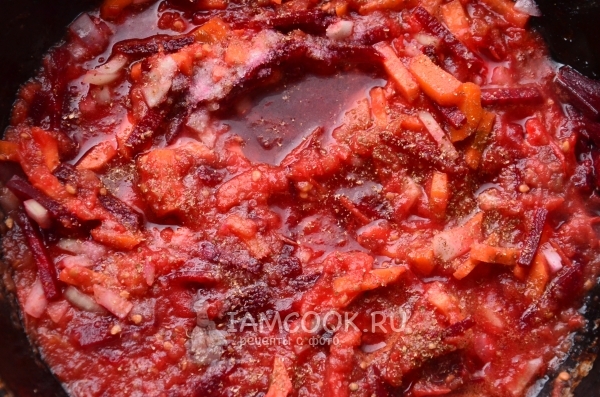 Добавить томаты и специи