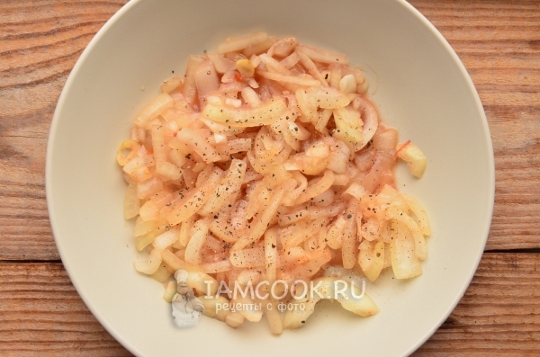 Соединить лук, аджику, соль и перец