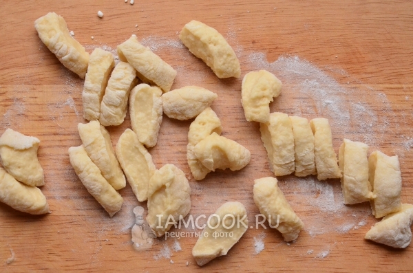 Порезать тесто на кусочки