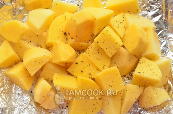 Посыпать солью и перцем