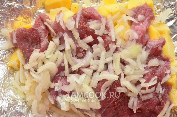 Положить мясо с луком на картофель