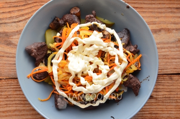 Полить майонезом