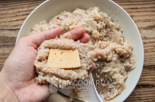 Положить на фарш сыр