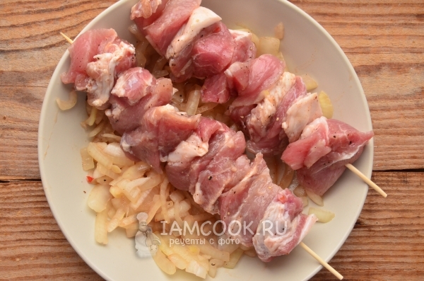Нанизать мясо на шпажки
