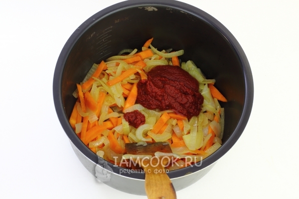 Положить томатную пасту