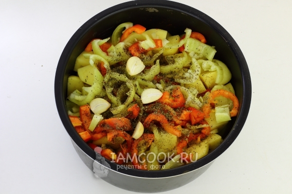 Добавить чеснок, соль и перец