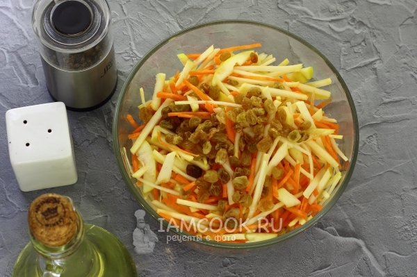 Добавить изюм, соль, перец и масло