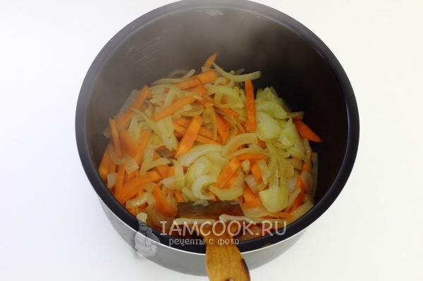 Обжарить лук с морковью
