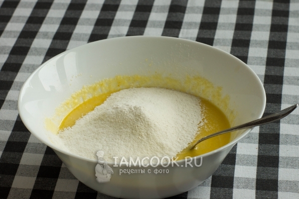 Всыпать муку