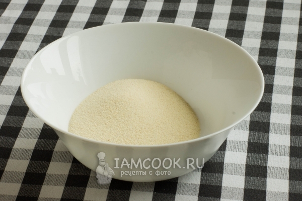 Всыпать в миску манку