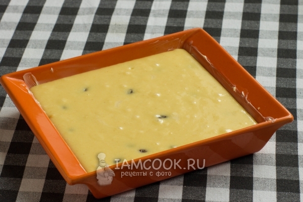 Перелить тесто в форму