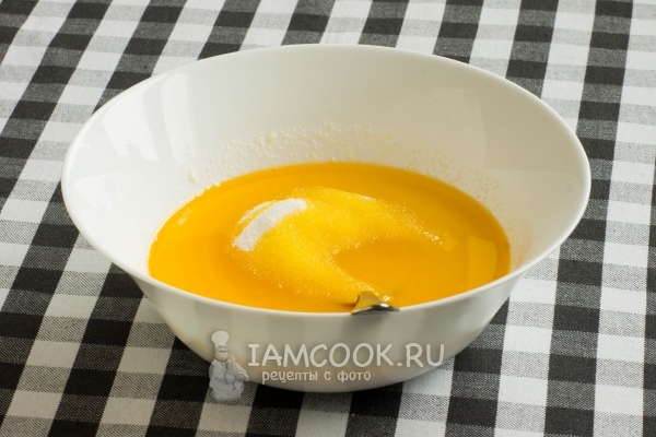 Добавить масло и сахар