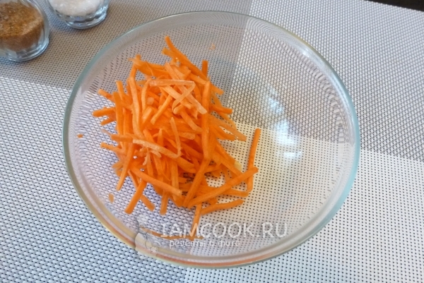 Натереть морковь