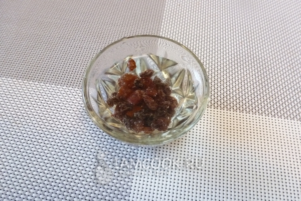 Замочить изюм