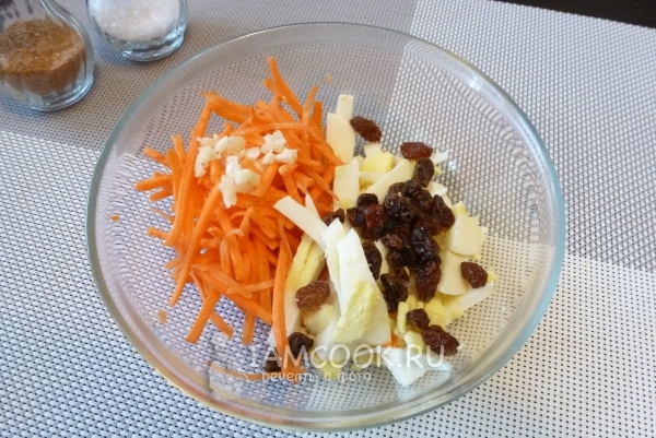 Положить изюм и чеснок