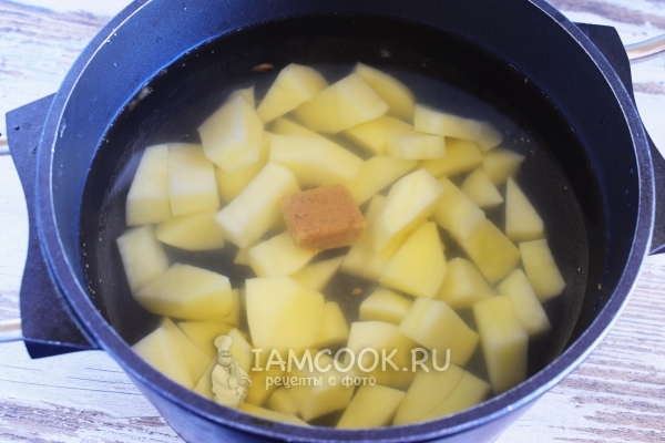 Положить в воду картофель и бульонный кубик
