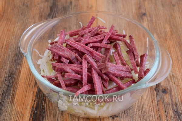 Положить колбасу к капусте