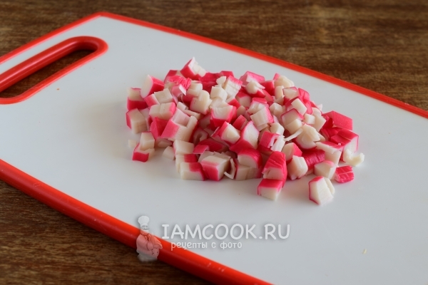 Порезать крабовые палочки