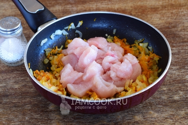 Положить куриное филе к овощам