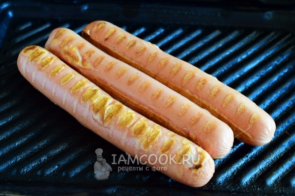 Обжарить сосиски