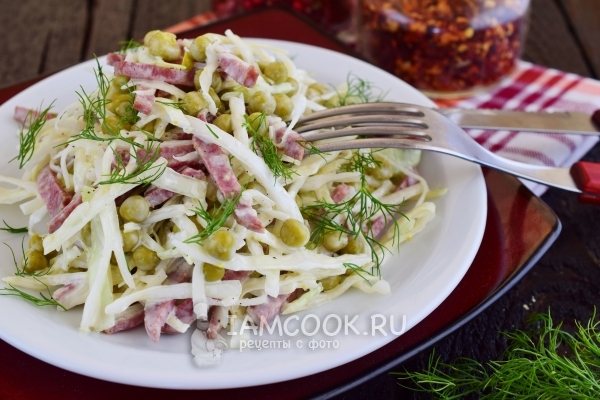 Фото салата с капустой, горошком и колбасой