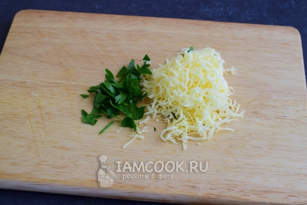Измельчить петрушку и сыр