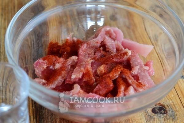 Влить уксус