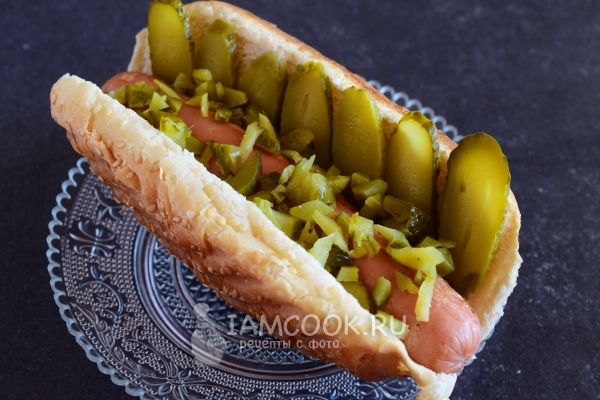 Положить огурцы к сосиске