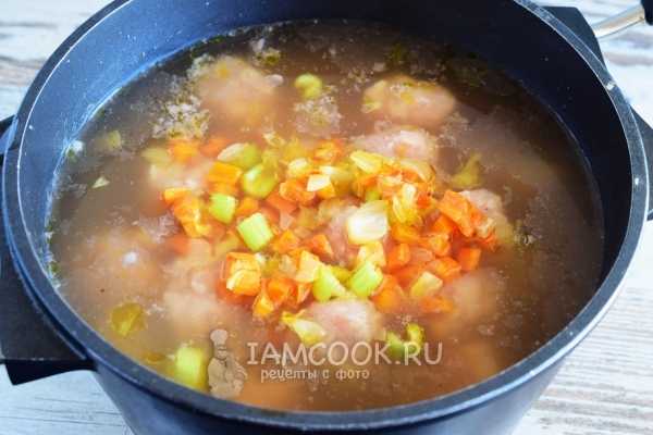 Положить зажарку в суп