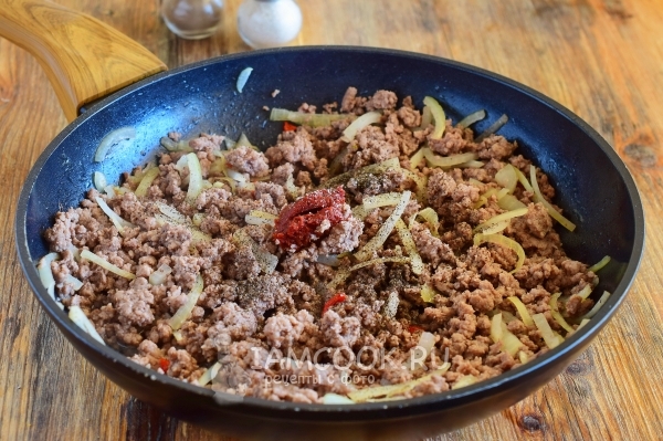 Добавить томатную пасту, соль и перец