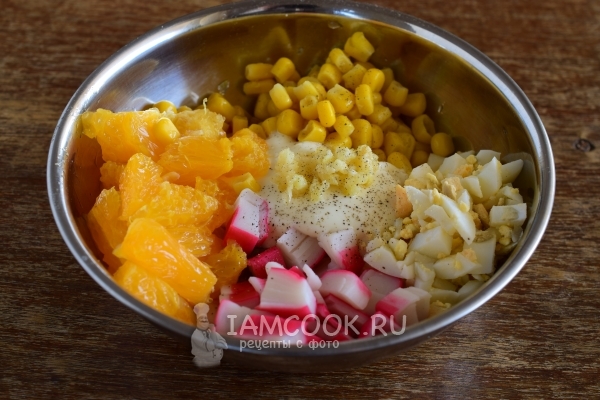 Добавить соль, перец и чеснок