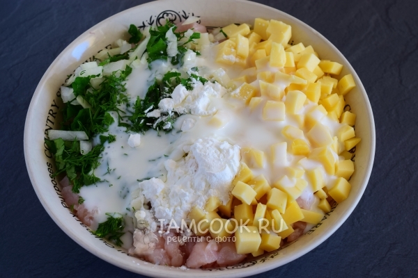 Вливаем кефир и майонез