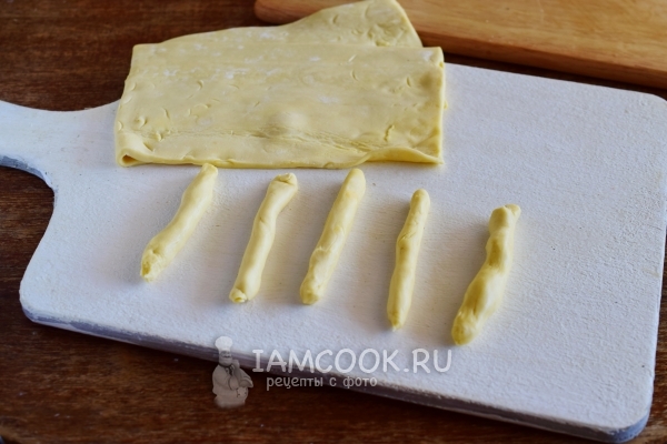 Сделать из теста жгутики