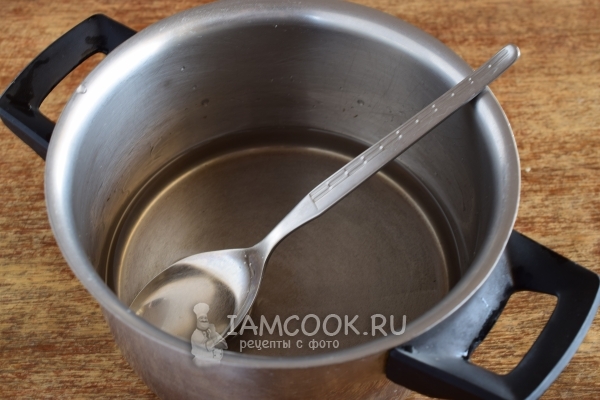 Растворить сахар в воде