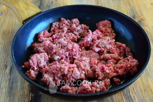 Положить на сковороду фарш