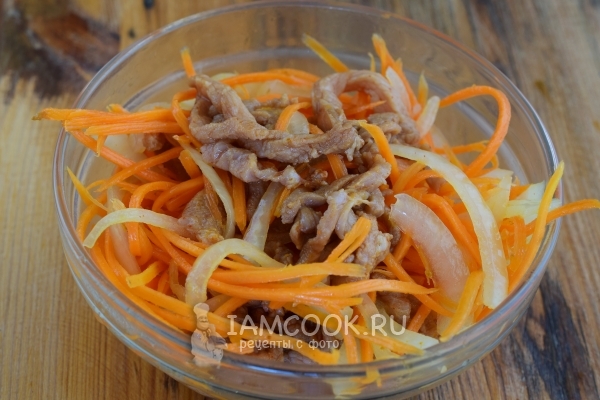 Положить мясо в салат