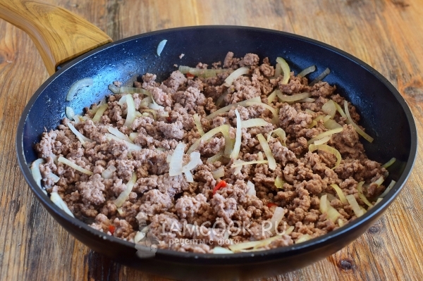 Обжарить фарш с луком
