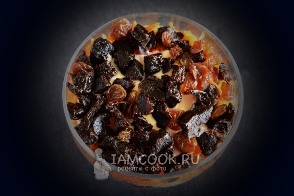 Выложить сухофрукты